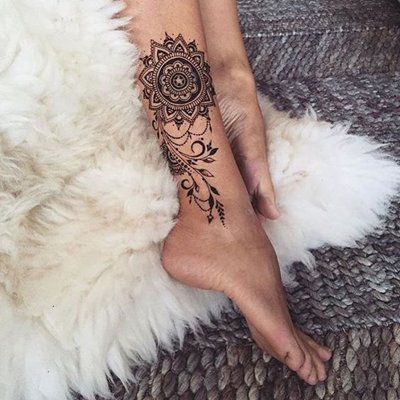  Tatouage mandala sur le bas de la jambe et la cheville